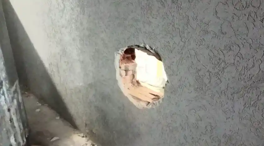 El hueco por donde se fugaron los detenidos.