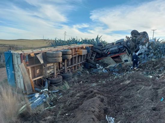 Impresionante vuelco de camionero de Coronel Pringles sobre la Ruta 51: Fue derivado al hospital