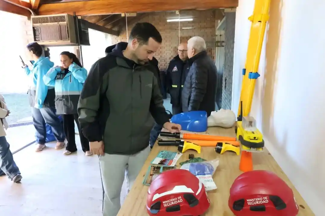 El director de Deportes Valentín Bravo está en campaña y aparece en todas las actividades del intendente.