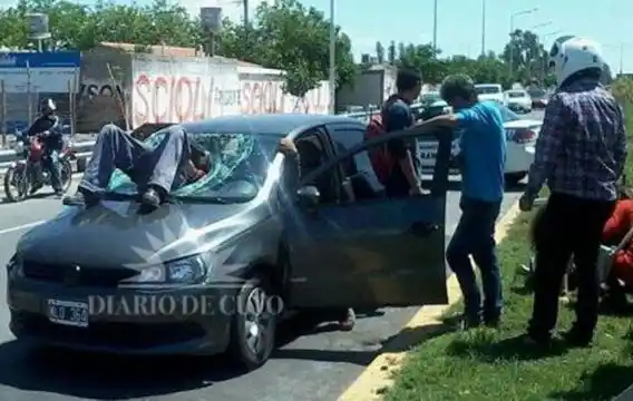 VIDEO: Ciclista quedó incrustado en el parabrisas de un auto