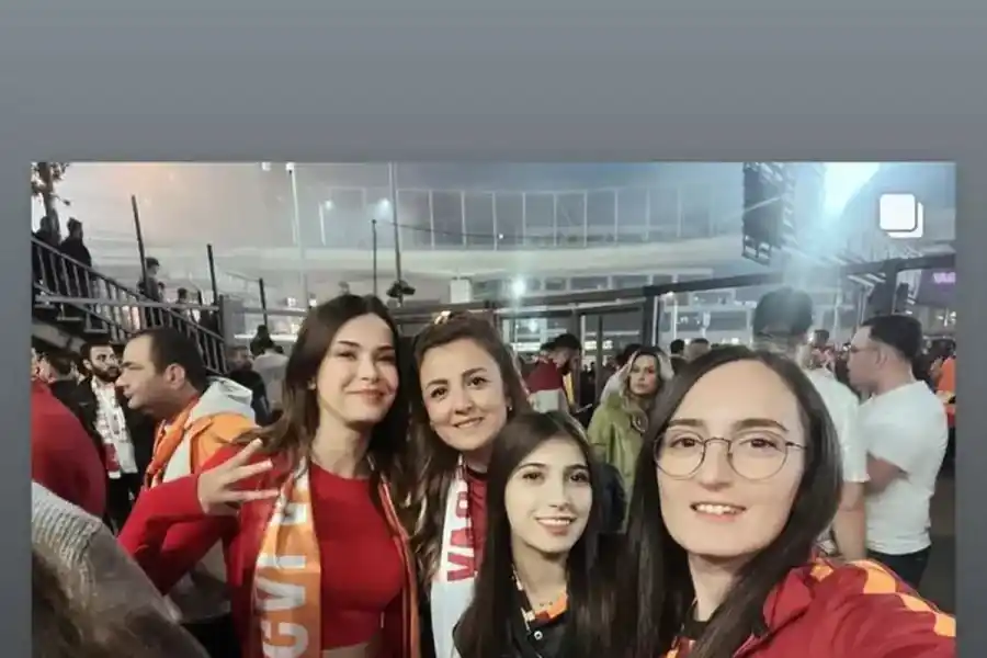 La modelo junto a sus amigas, viendo al equipo donde juega Icardi