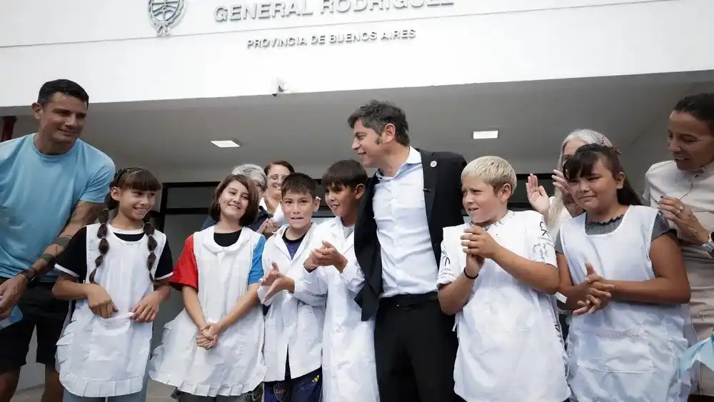 El gobernador Axel Kicillof junto a alumnos de la primaria.