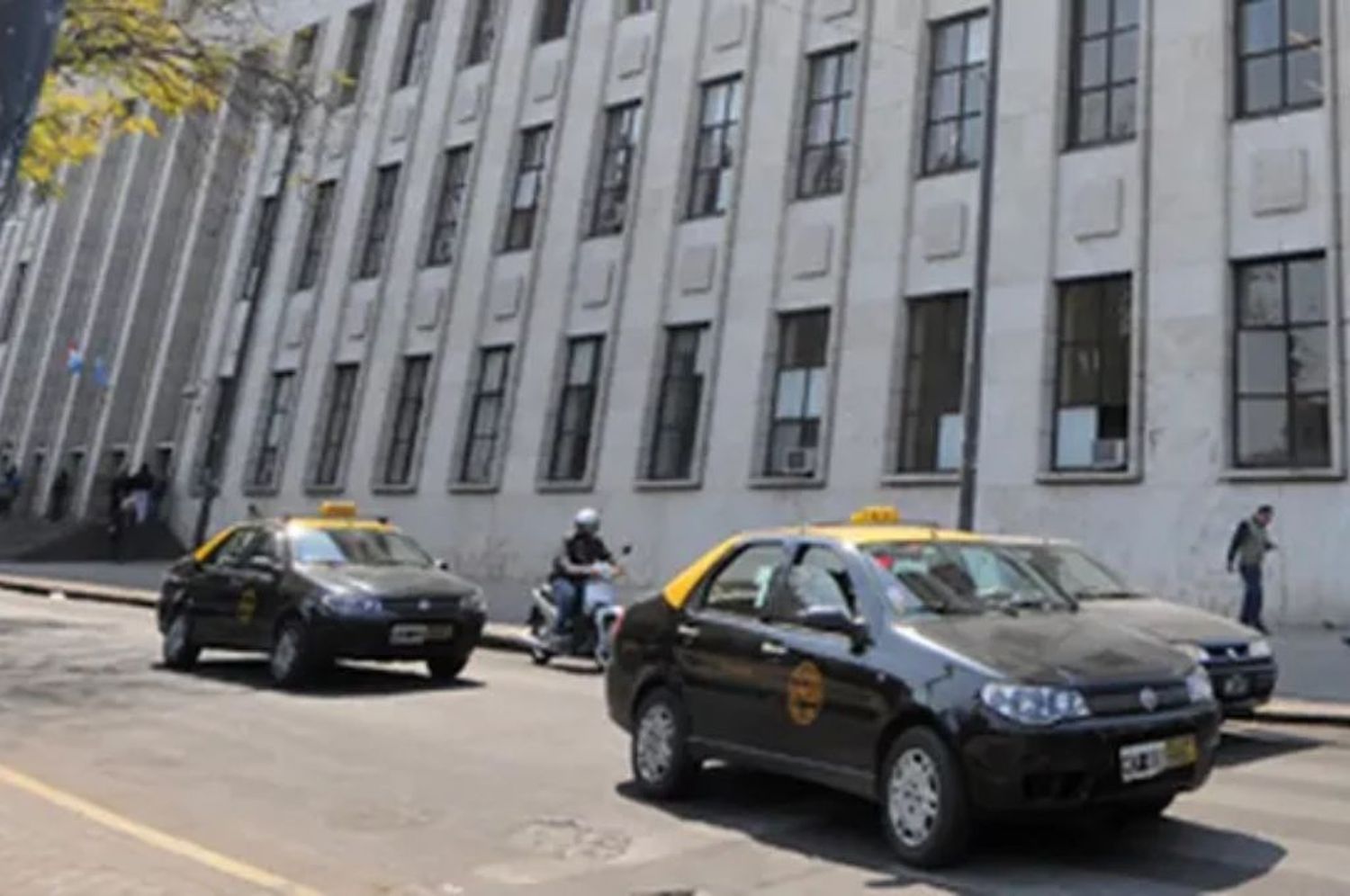 Quedó detenido el empleado de Tribunales que estafó al taxista porteño por $41.000