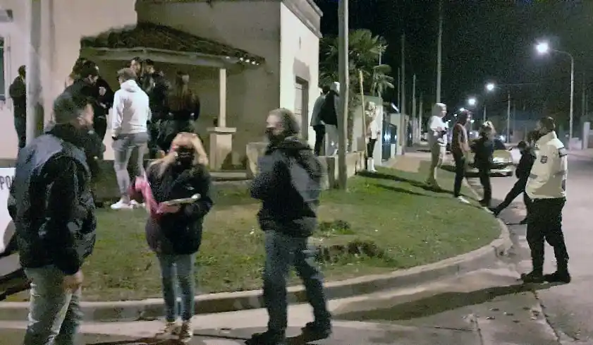 Infraccionaron cuatro fiestas clandestinas, una de ellas con alrededor de cien personas