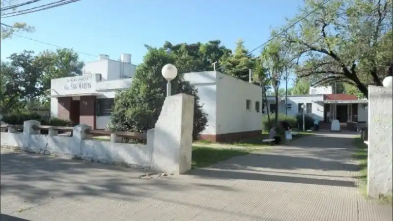 Atropelló al ex novio de su actual pareja y le robó su celular