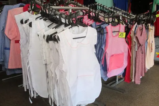 Se intensifican las ventas de guardapolvos y ropa escolar para empezar las clases