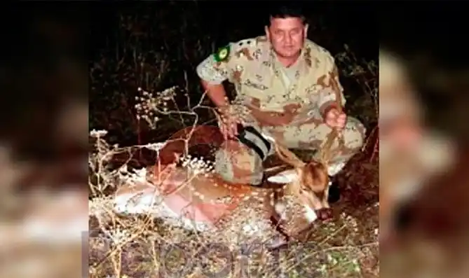 Policía desplazado por fotografiarse con un ciervo muerto