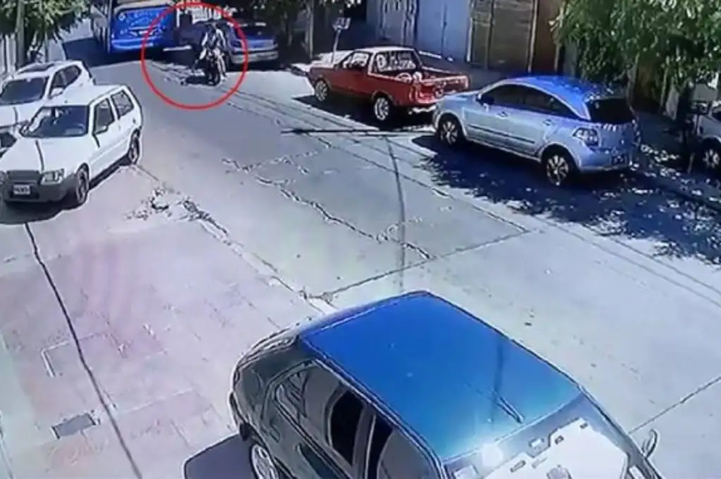 Los delincuentes dispararon a quemarropa luego de que el colectivero les tirara encima el colectivo. (foto: captura de video/video: Policía).