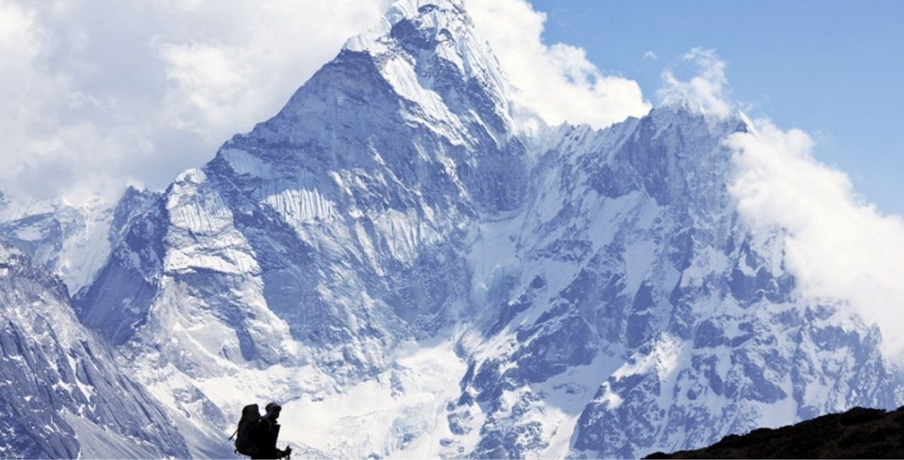 Hallan los cuerpos de tres alpinistas tras una avalancha en el Everest