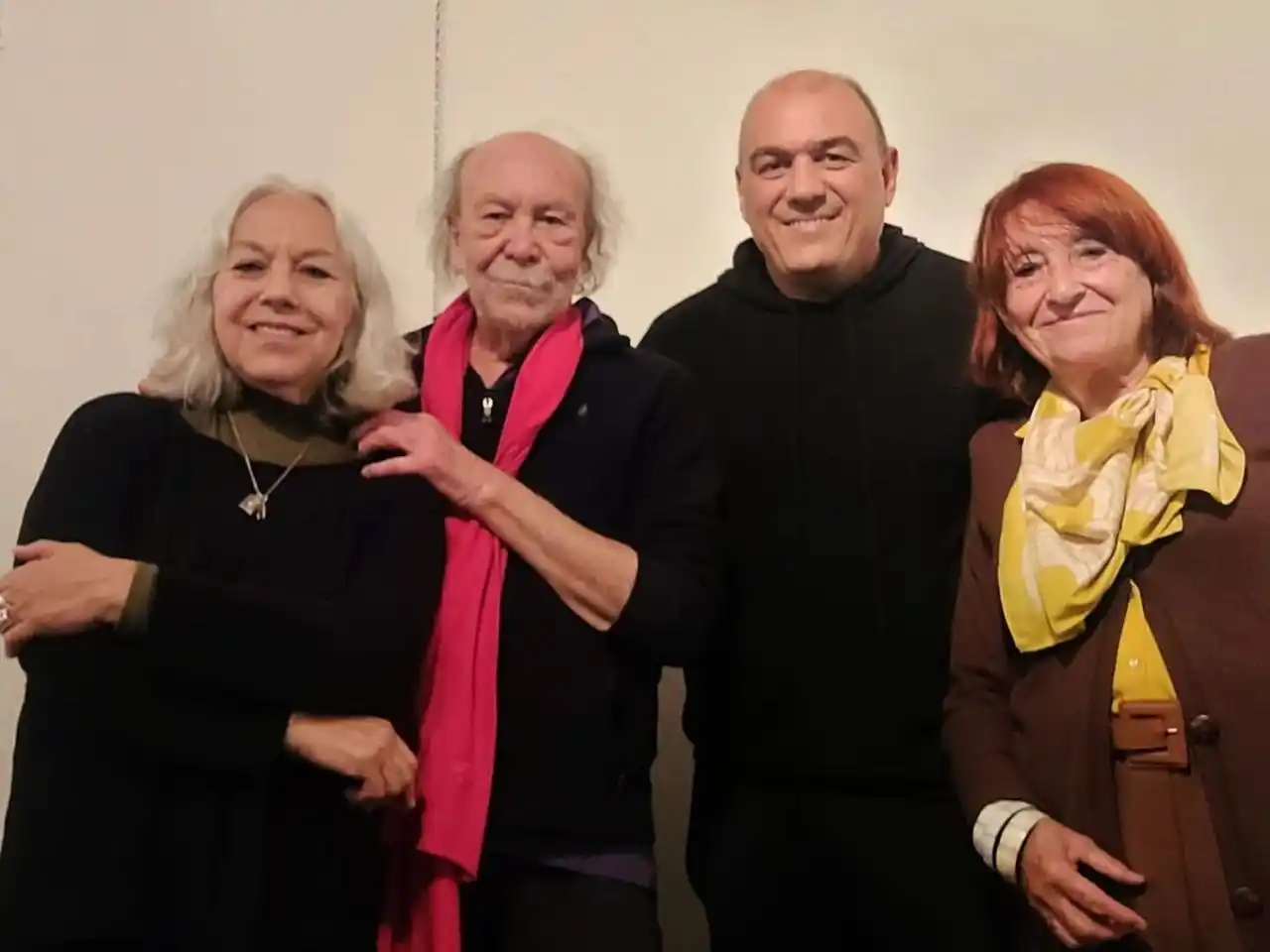 Calderone junto a Angélica Rochon y los titulares de Galería Picasso, Carlos y Carmen.