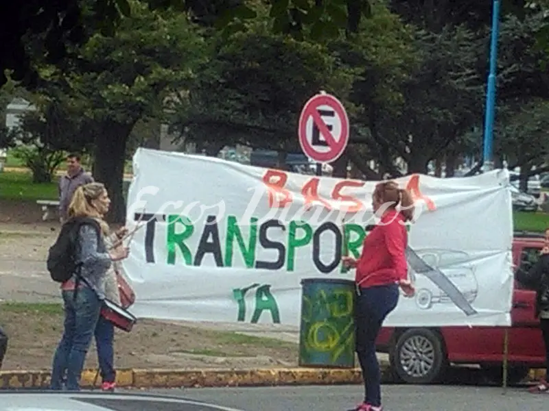 Reclamo de padres frente a la sede del Consejo Escolar