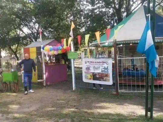 La calesita de la Plaza 20 de Noviembre, un emblema de la infancia que sigue girando