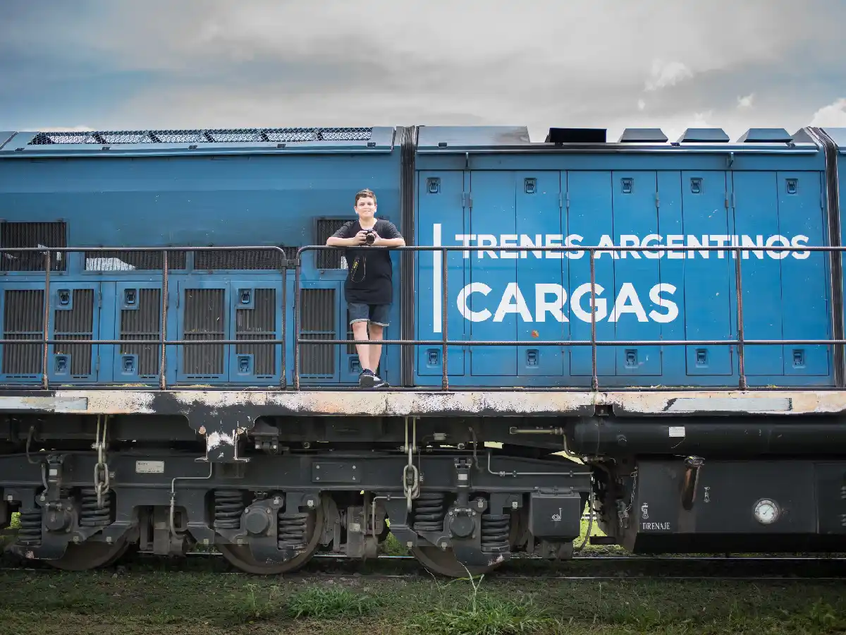 El chico que corre detrás de los trenes