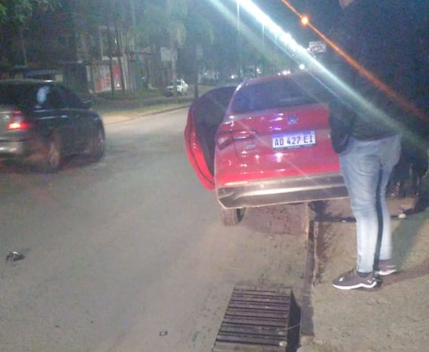 Un conductor impactó contra la rotonda: testigos hablan de "alta velocidad"