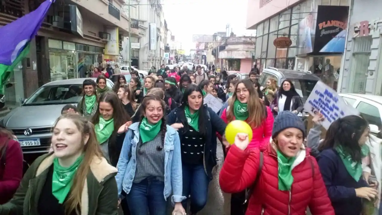 Por la lluvia, el pañuelazo por el aborto legal pasó a la vieja terminal