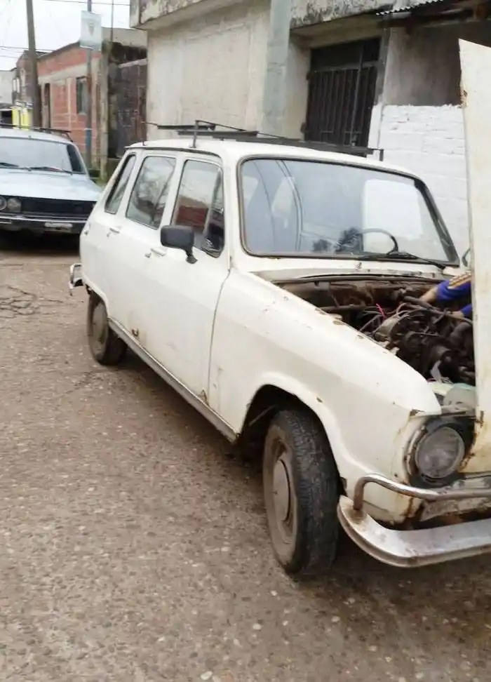 Se robaron un auto en pleno día,  tirado con un motocarro