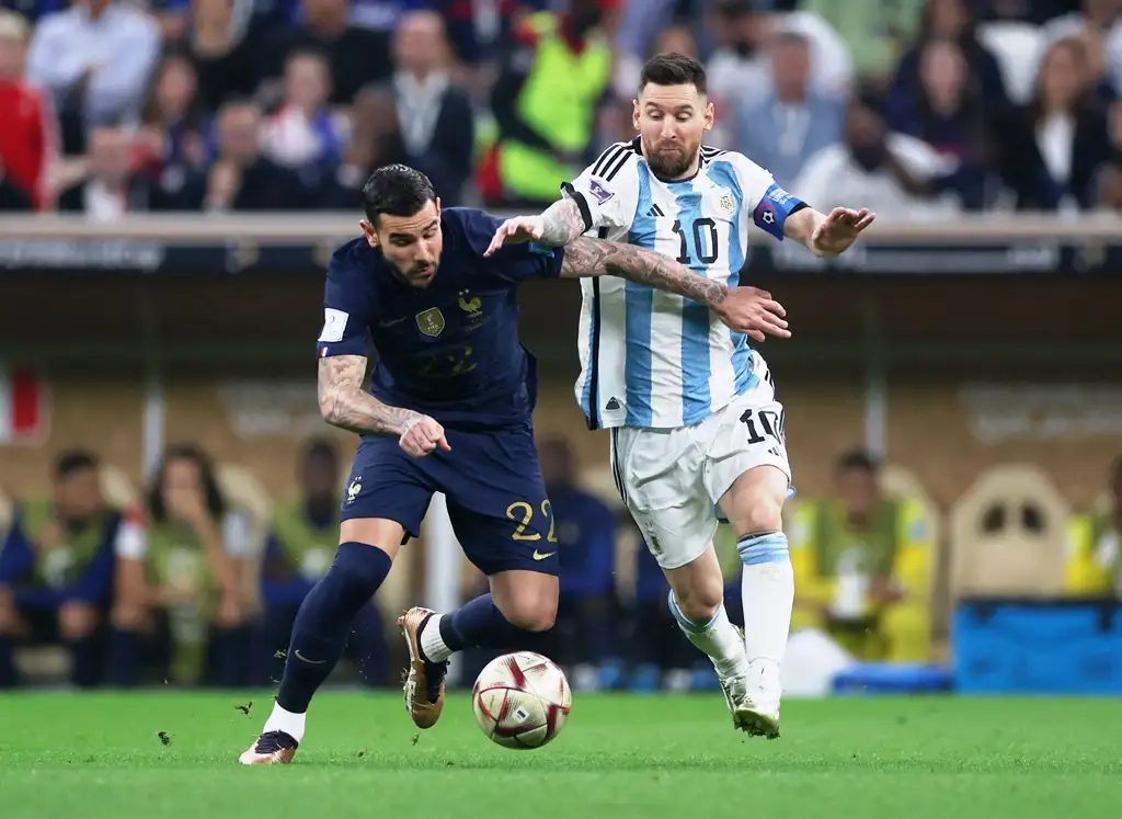 Messi en pleno duelo con Hernandez.