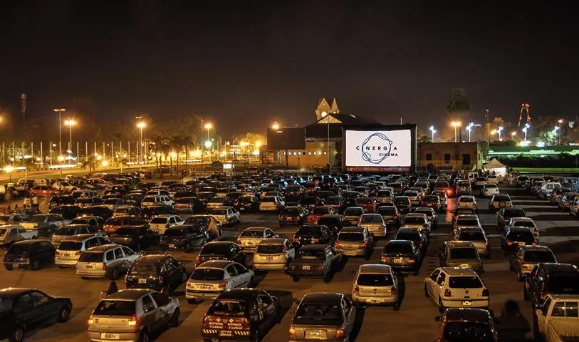Autocine en Bahía Blanca: Otro municipio bonaerense estrena este modo diferente de ver películas