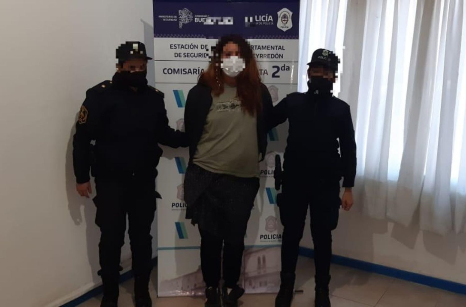 Provocó disturbios y orinó en la cara a un policía