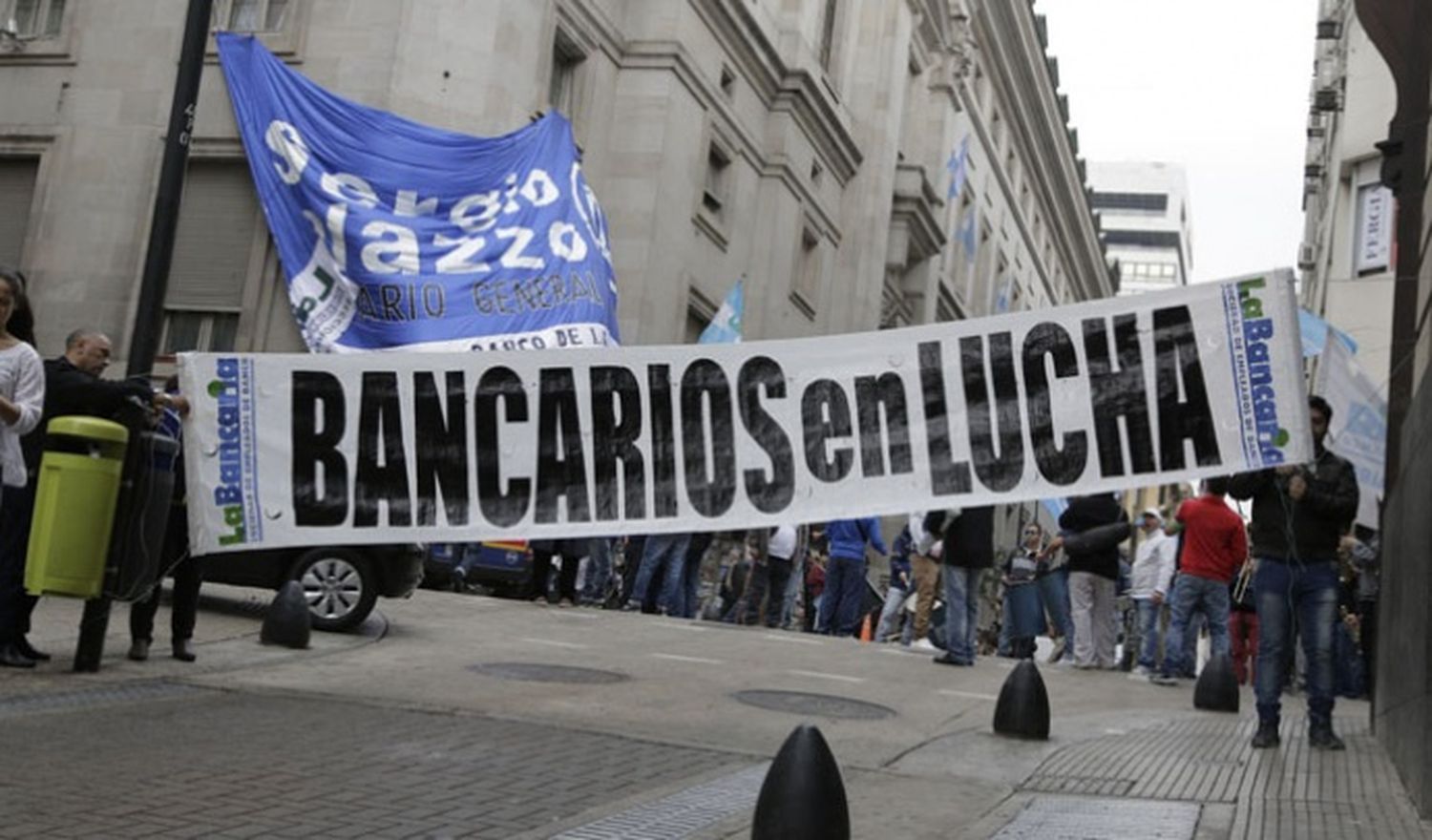 Los bancos atienden con horario reducido