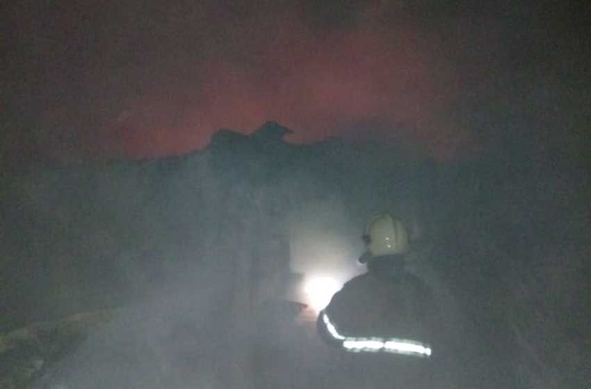 Bomberos extinguieron un importante incendio en una gomería