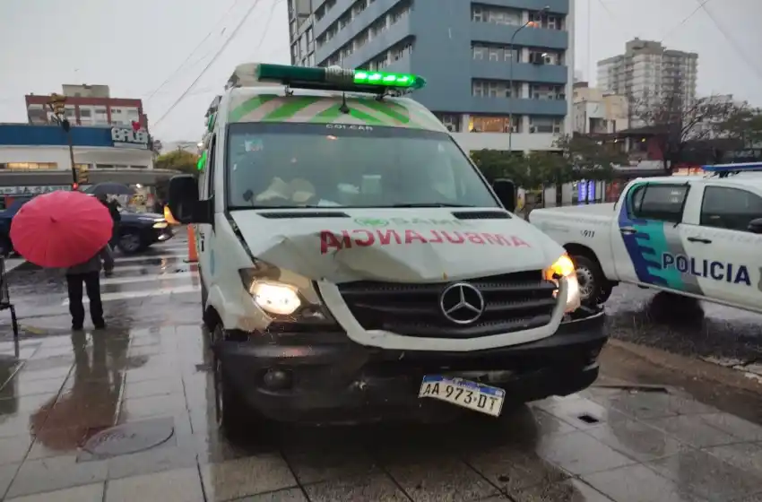 Triple choque con una ambulancia que acudía a una emergencia