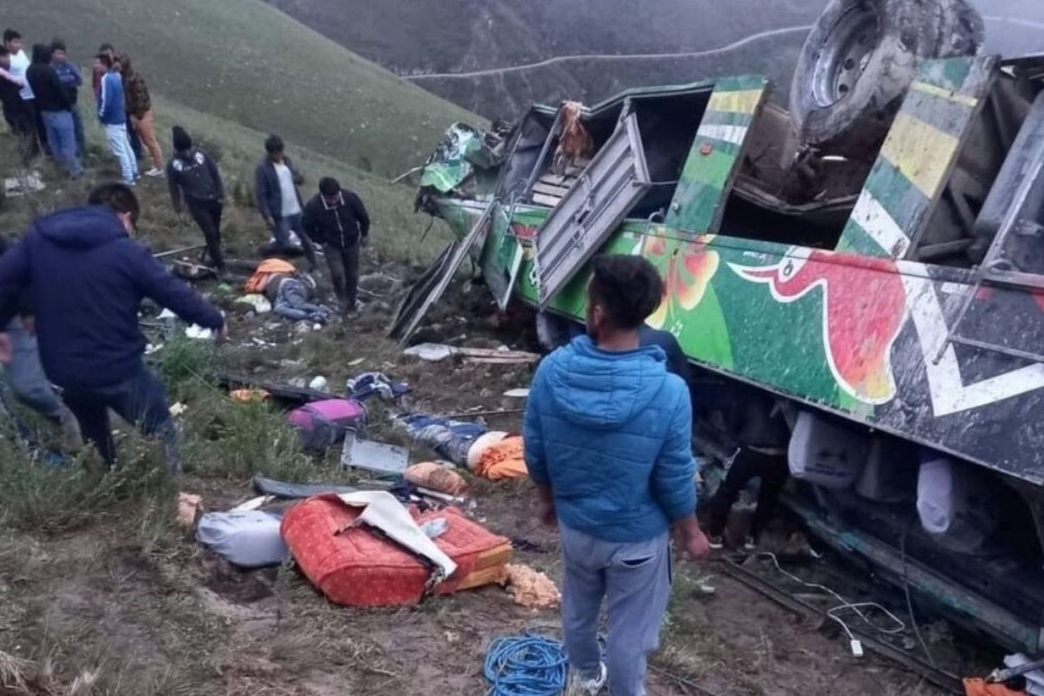 El colectivo circulaba entre la localidad de Tayabamba, en la región de La Libertad, y la capital del país, Lima, cunado cayó por el precipicio y provocó una tragedia.