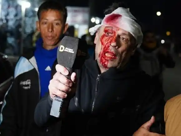 Incidentes en el cierre de campaña de La Libertad Avanza en Moreno: un periodista recibió un botellazo en la cabeza