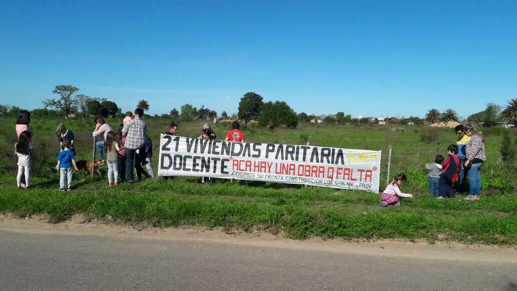 Un grupo de docentes que ya compró su terreno reclama la concreción de las obras