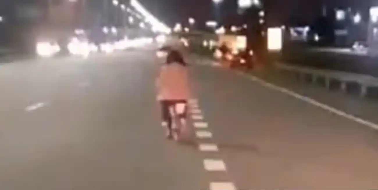 La menor andando en bicicleta por Panamericana