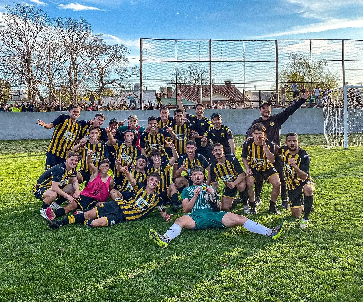 FOTO CLUB SANTAMARINA Santamarina festejó en cancha de Ferro.