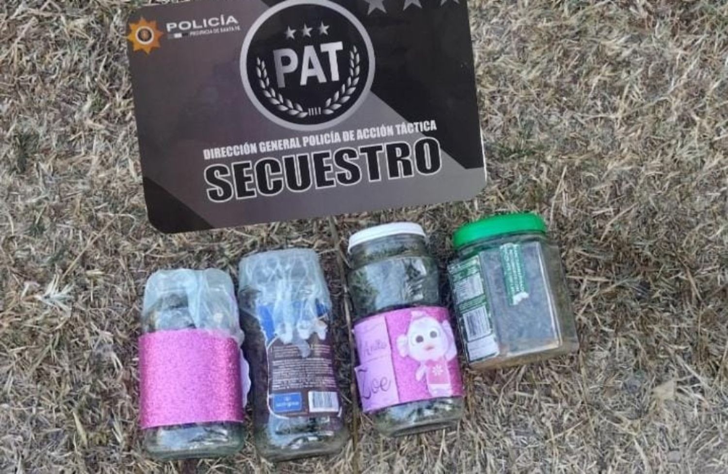 Durante diversos procedimientos, secuestraron marihuana, cocaína y una moto