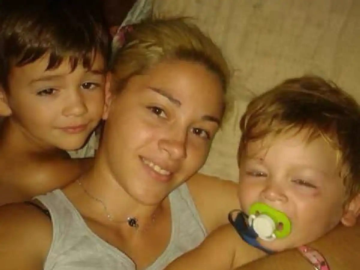 Buscan a una joven mamá y sus dos hijos 