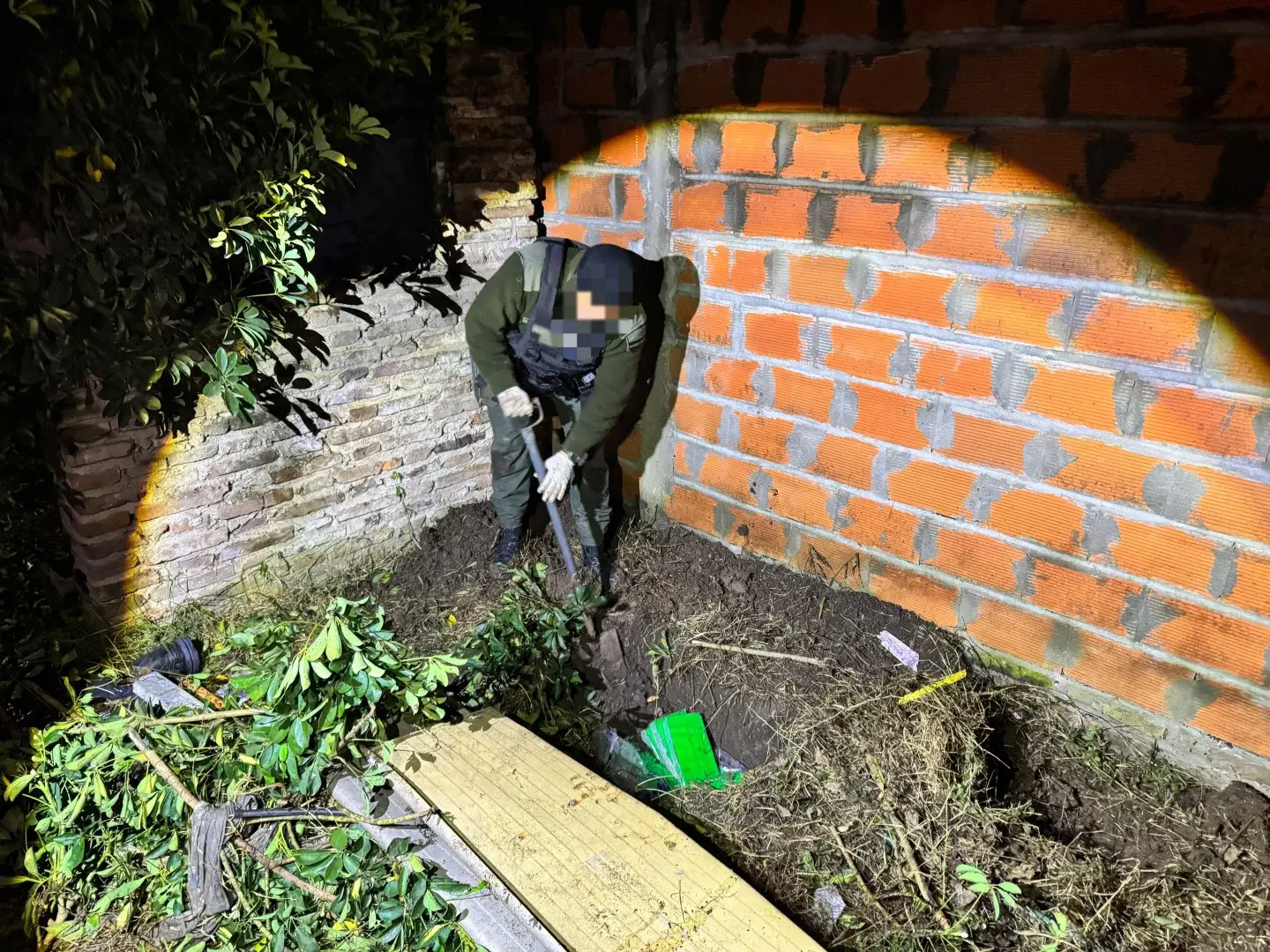Allanaron tres domicilios por la causa de la avioneta con cocaína incautada en Villa Eloísa