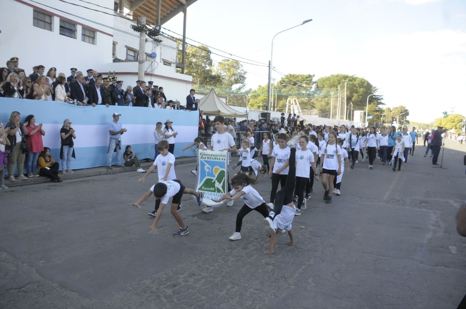 Más de 225 instituciones hicieron historia en el desfile más largo para honrar a Tandil