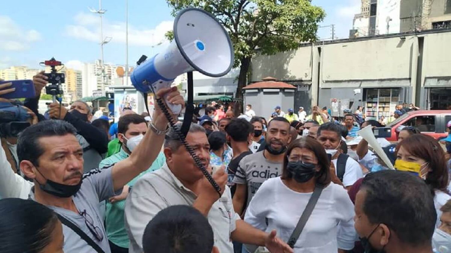 ¡DIMOS LA CARA en la pandemia y nos engañan! Trabajadores de la salud exigen contratos colectivos