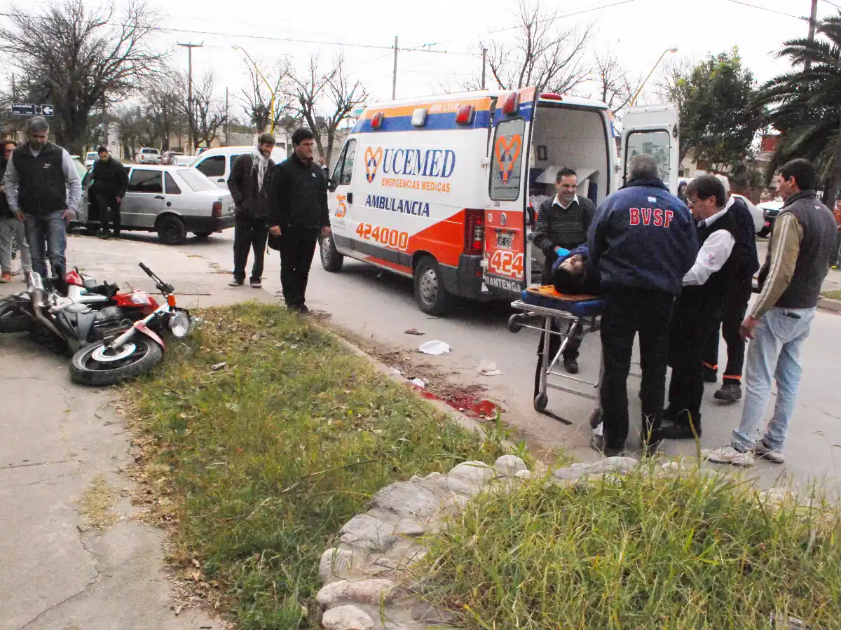 Le amputaron una pierna a un motociclista tras chocar con un auto