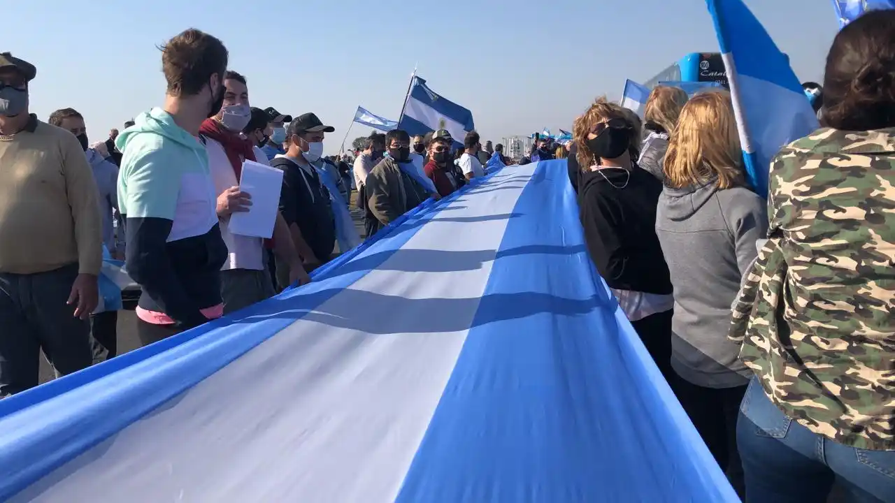 #9J Sampedrinos se movilizaron a San Nicolás y participaron de la protesta al Gobierno nacional