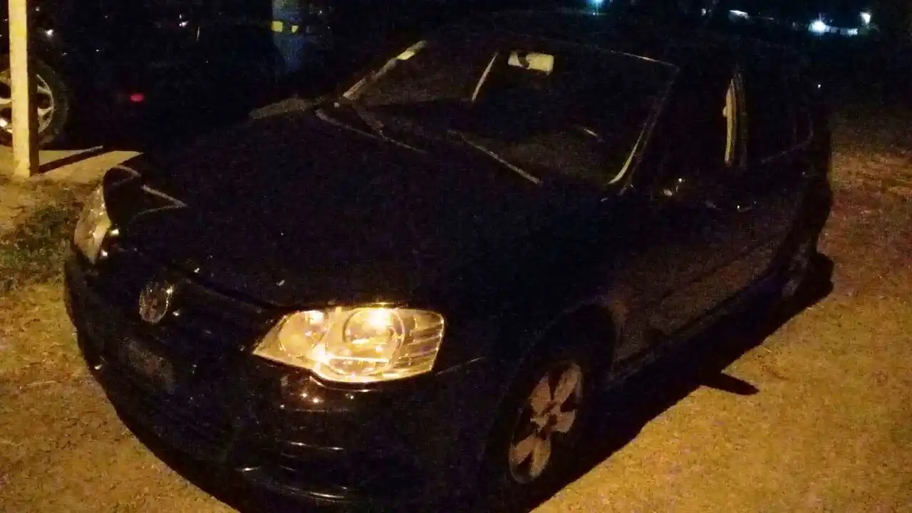 Retienen un automóvil por patente adulterada