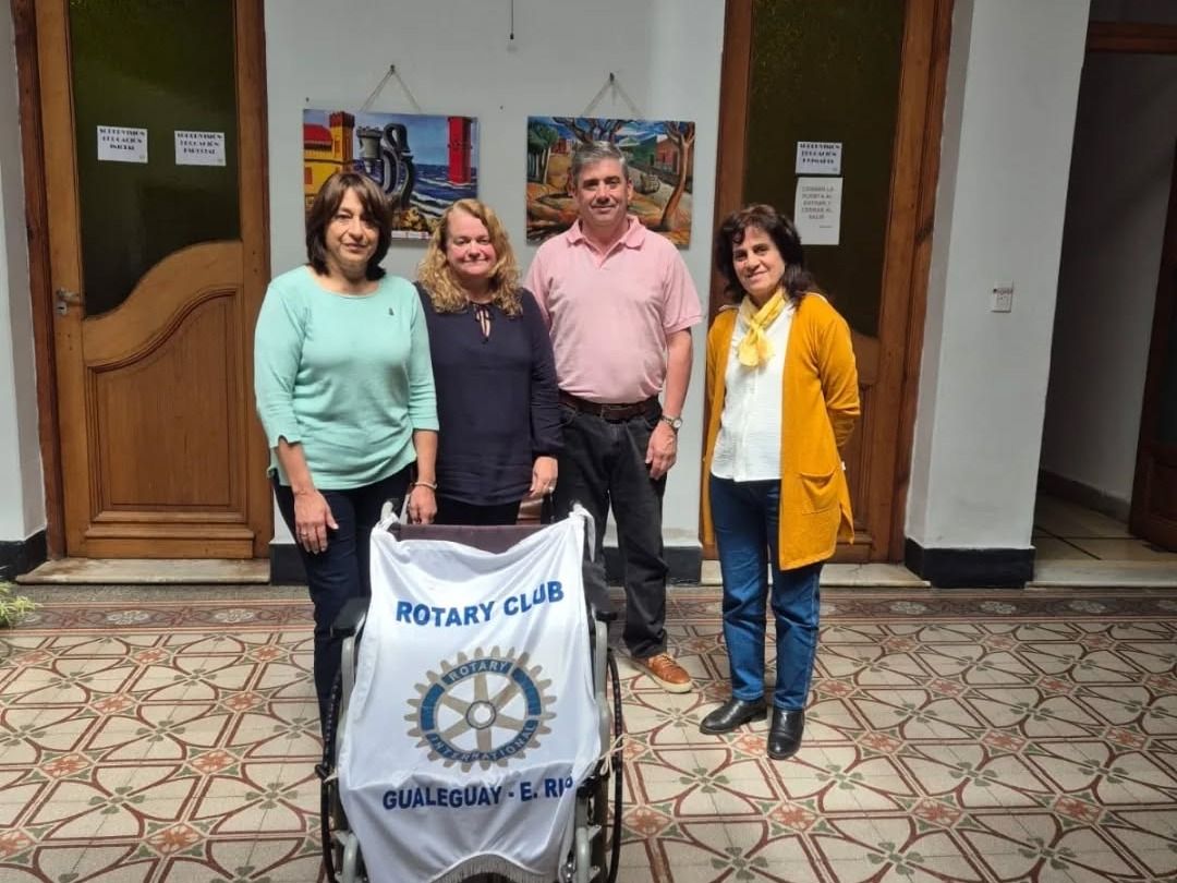 Integrantes del club rotario local y directivos del a DDE.