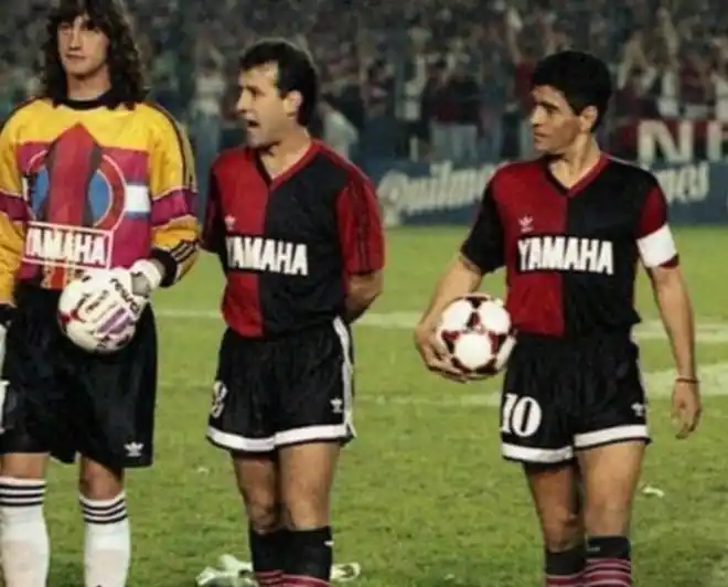 Newell’s recordó el debut de Maradona