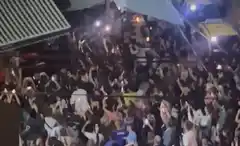 Videos: Lionel Messi fue a cenar y lo abalanzó una multitud