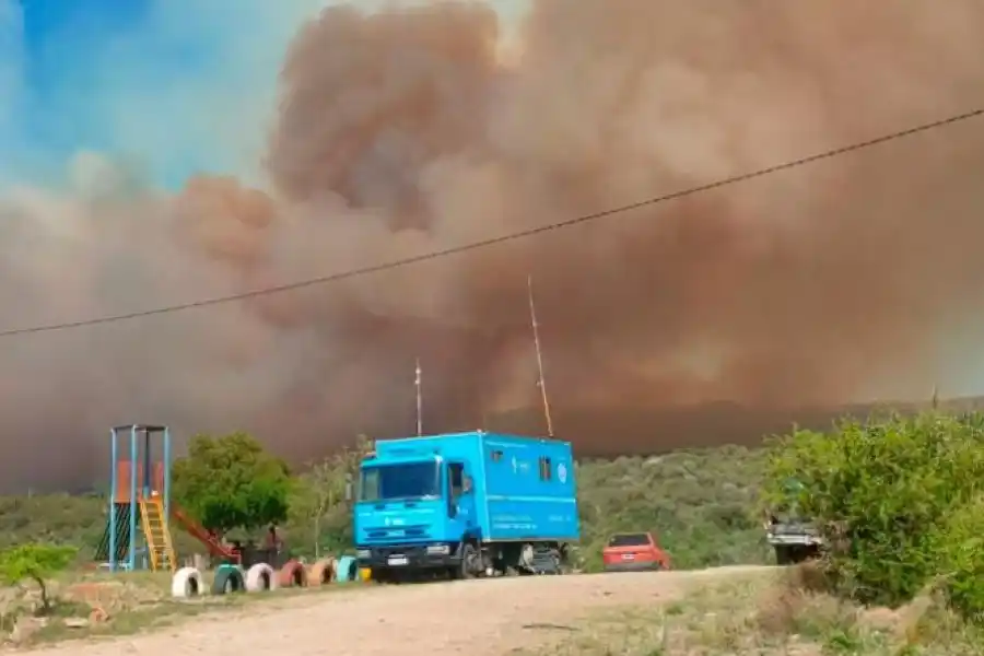 Sigue la lucha contra el fuego en Tala Cañada y Salsacate: preocupa el calor extremo y el viento
