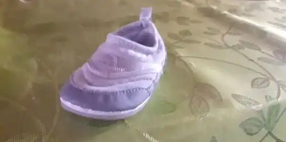 Buscan zapatilla de bebé