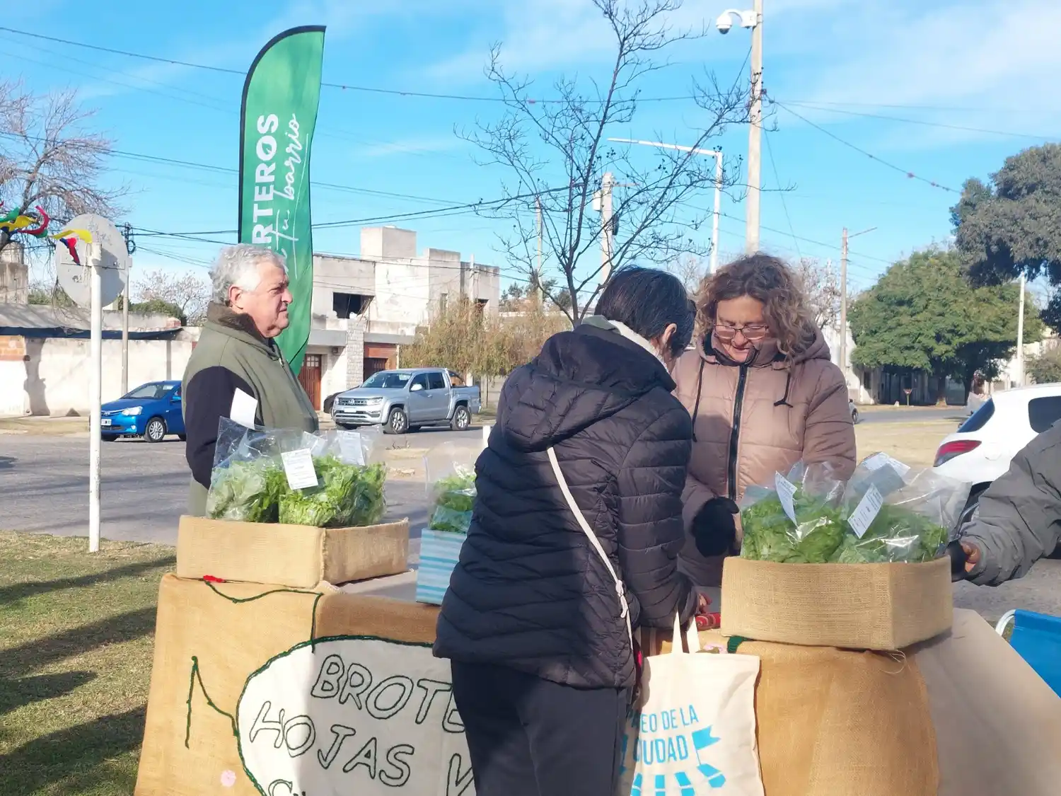 El stand presenta distintos productos hidropónicos, entre ellos, lechuga.
