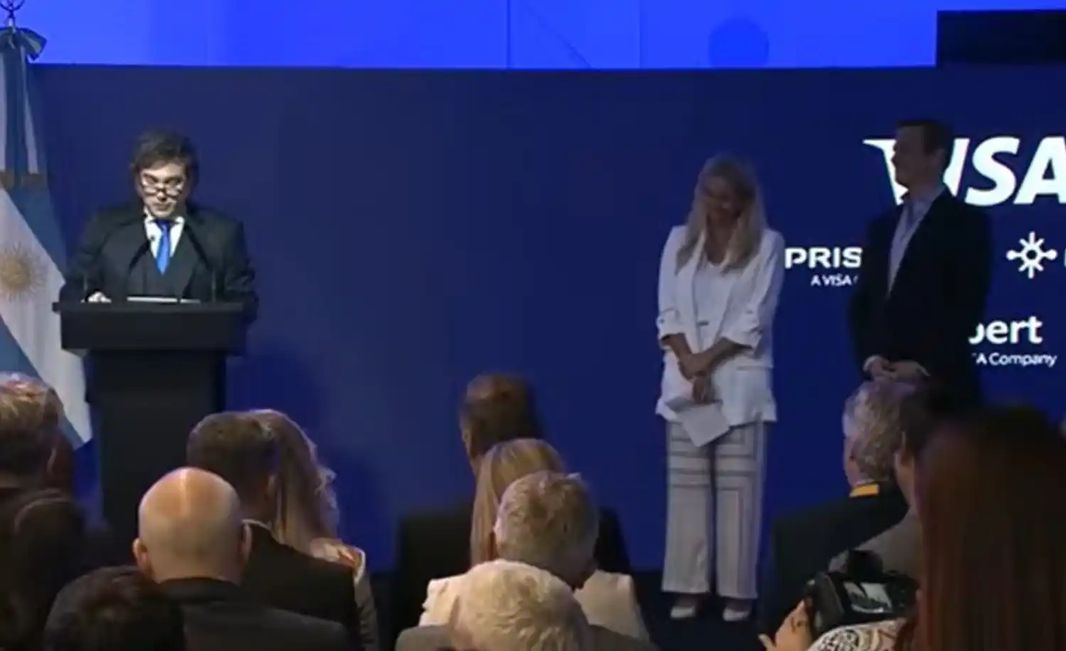 El Presidente, durante la visita al Centro de Monitoreo de VISA Argentina.