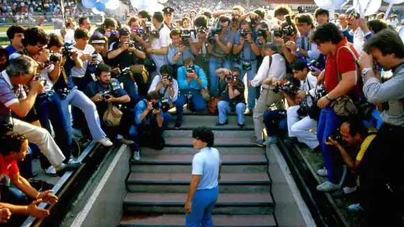 Histórico: el estadio del Napoli pasará a llamarse �SDiego Armando Maradona⬝