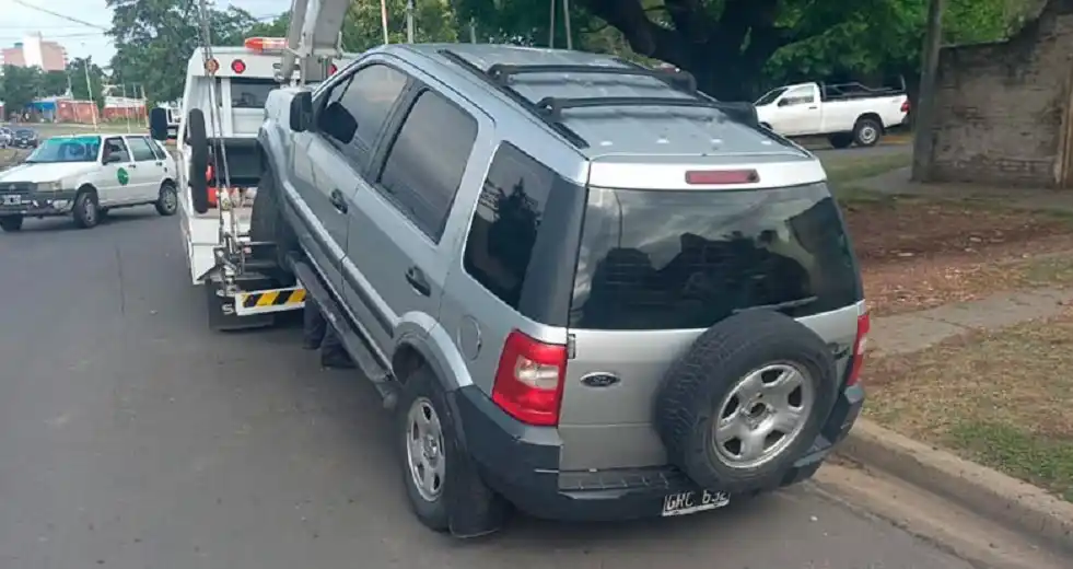 Conducía con más de 1,80 de alcohol en sangre y chocó contra un poste de alumbrado