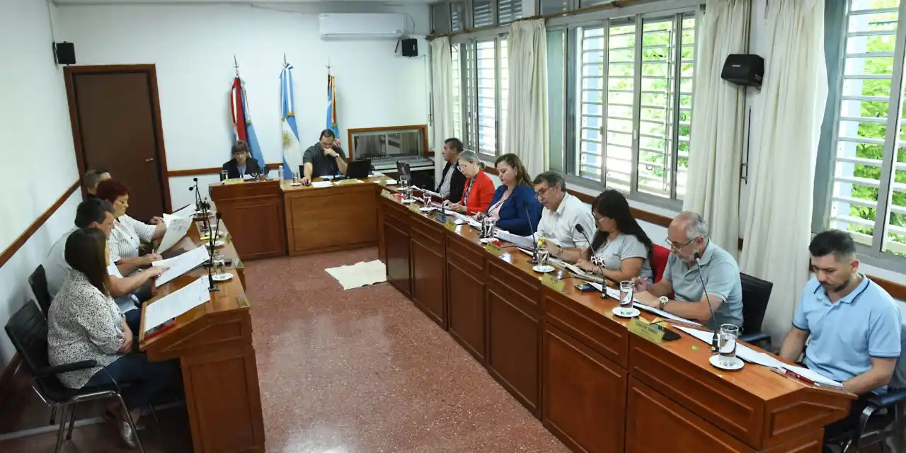 Crespo debate una prohibición total de pirotecnia; comerciantes alertan sobre inconstitucionalidad