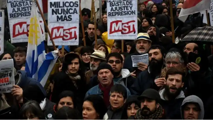 Organismos de DDHH, oposición y sindicatos marcharon contra la reforma militar